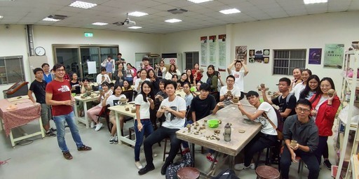 2019/10/21 陶藝創作競賽65人包括研修生43人、大陸老師2人、境外生14人、日本老師1人及台灣生5人，10月21日晚上5時30分在陶藝教室進行陶藝創作